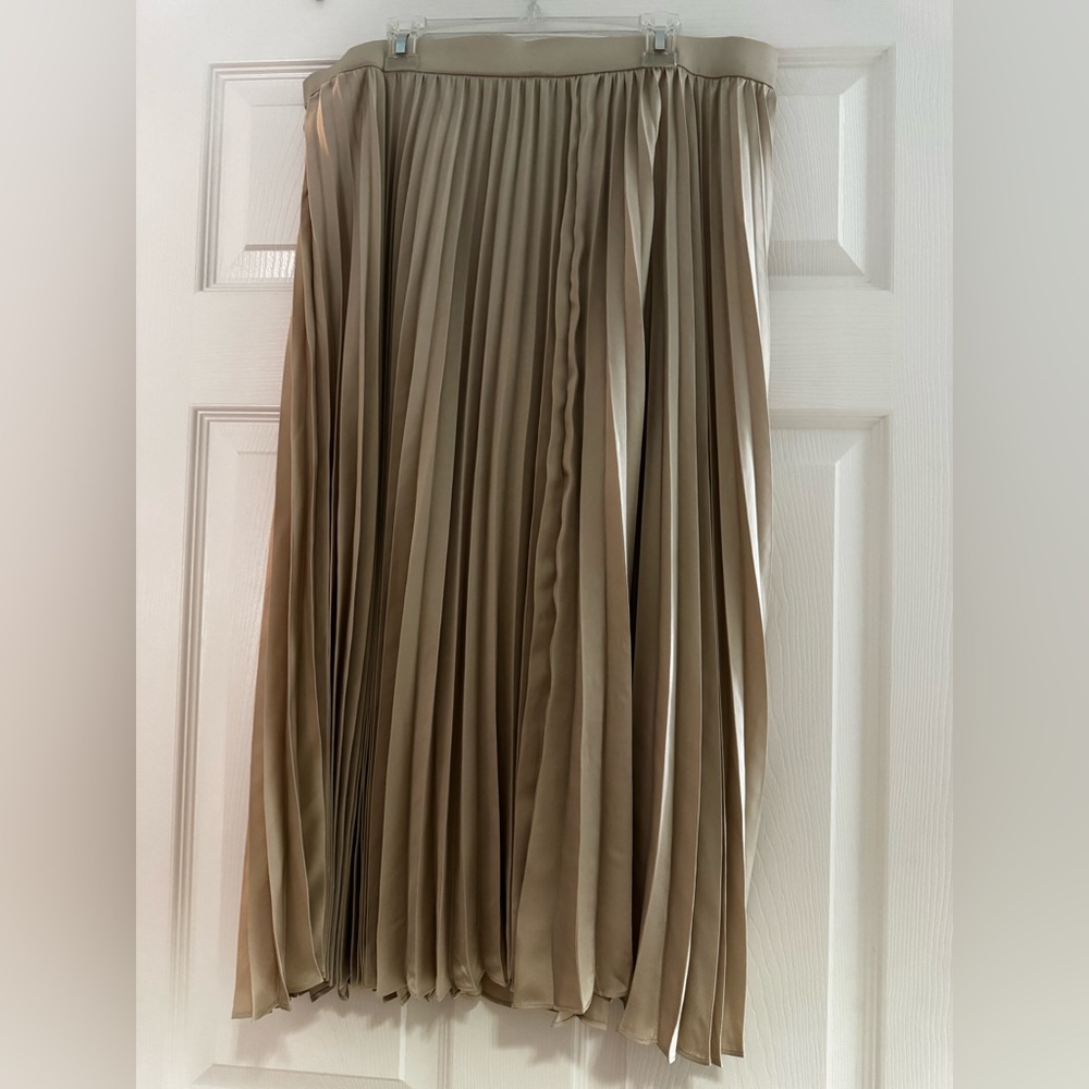 J. Crew Women’s Gold Pleated Skirt. Size large.